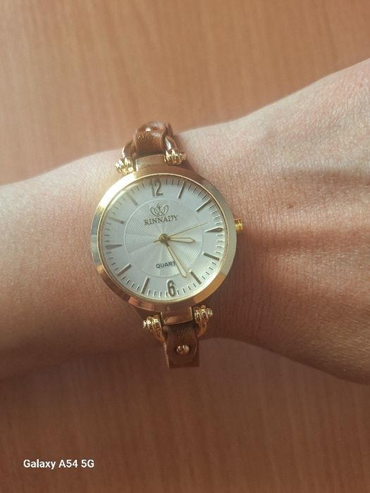 Продам женские часы