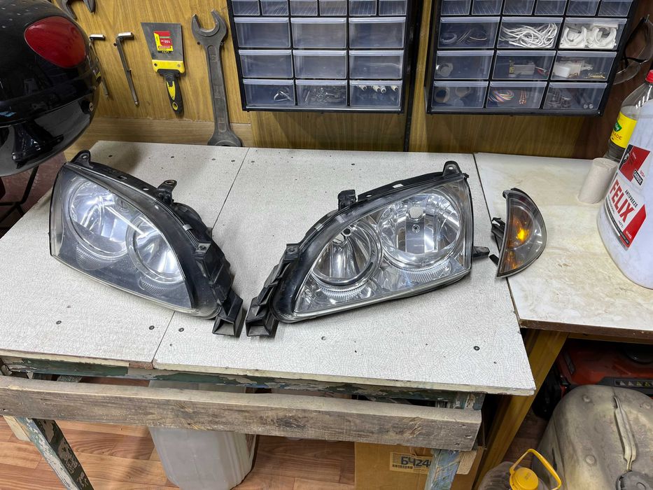 Фары и поворотник на тойота авенсис