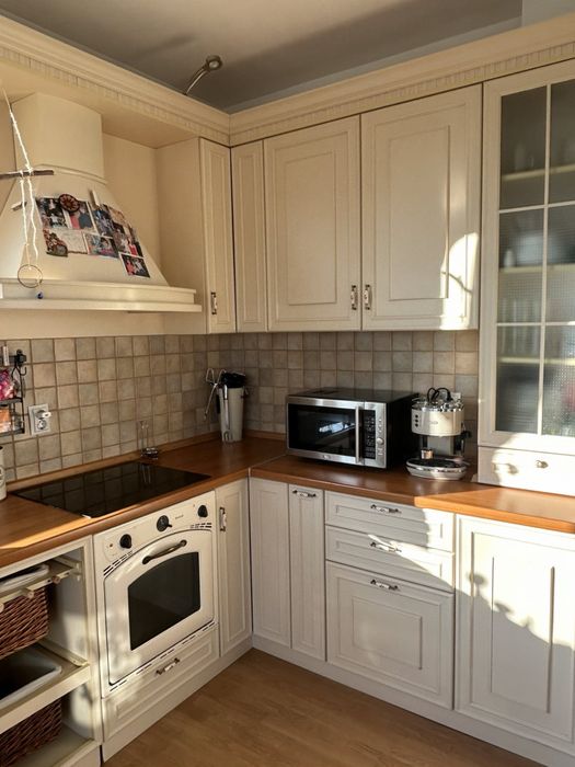 Кухня с включени ел. уреди