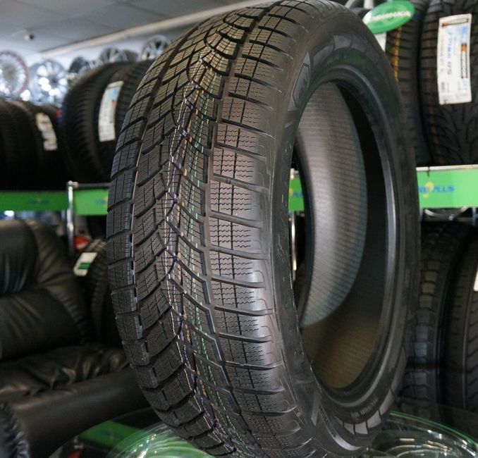 Goodyear UltraGrip Performance SUV G1 245/45 R21