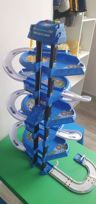 Продам два пакета игрушек