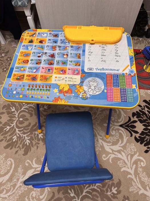 Детский стол б/у и есть мольберт детский двухстороний