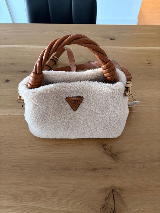 Чанта Guess чисто нова