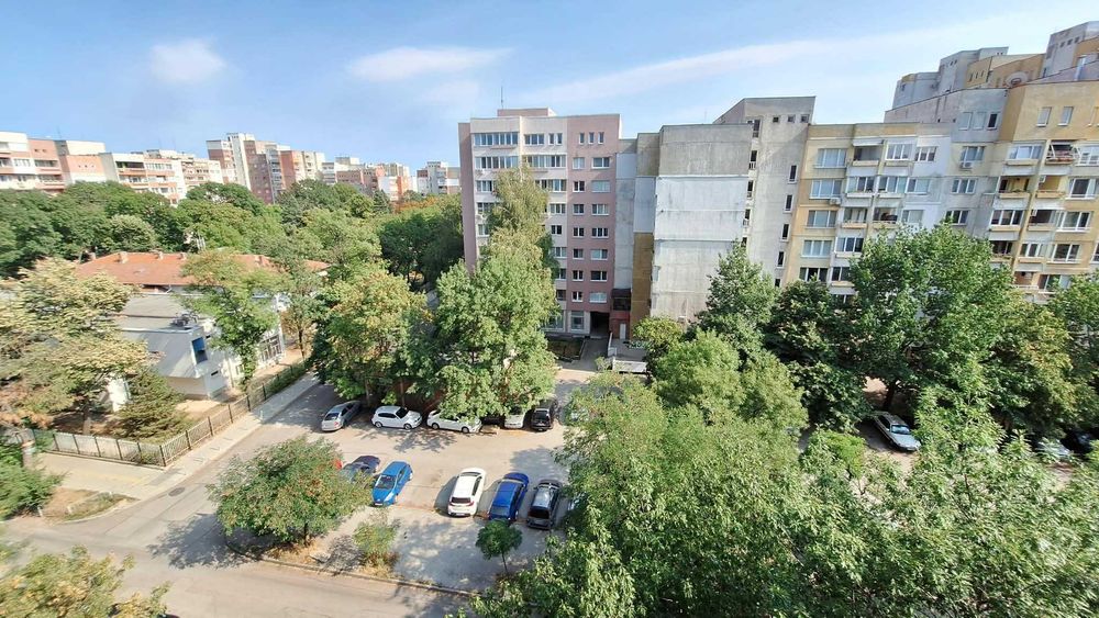 продава гарсониера на ул. „Битоля", кв. „Бели брези", гр. София