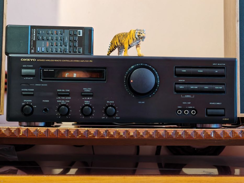 Onkyo A-8840. Amplif. de înaltă clasă. Telecomandă. Preț fix !