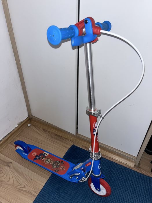 Детска тротинетка и каска