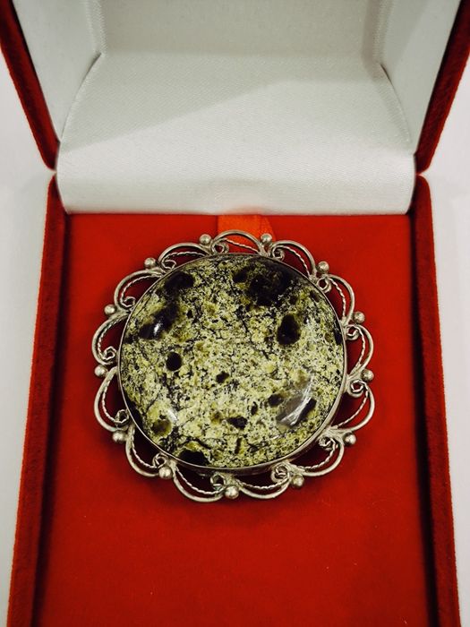 Брошьс камнем - змеевик