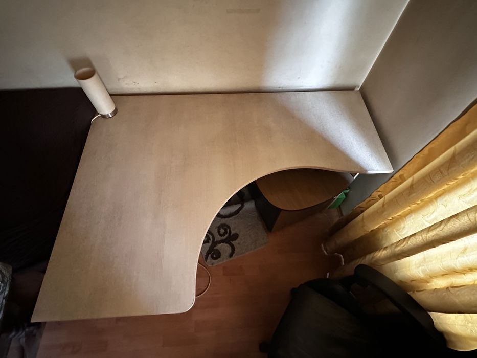 Бежаво ъглаво бюро