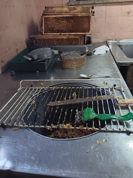 Работен плот за отпечатване на медени рамки.