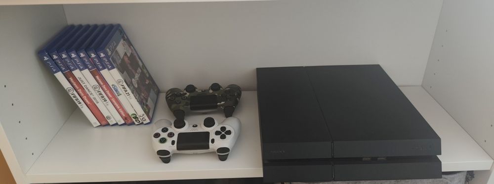 PS 4, +7 jocuri incluse,2 joystick-uri,memorie hard disk 1TB!