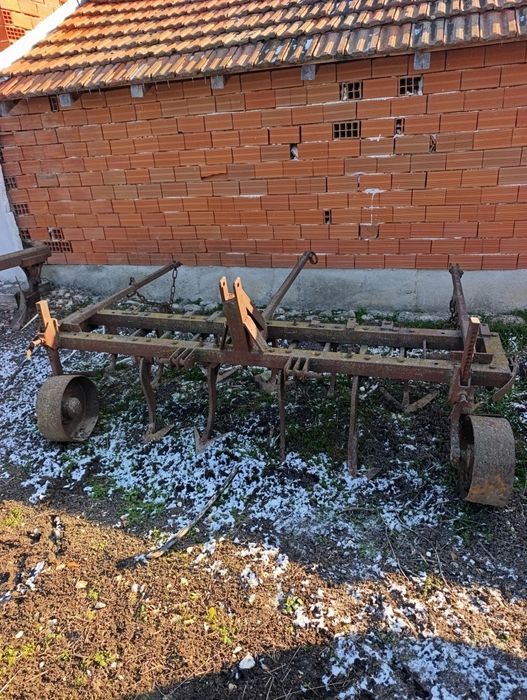 Продавам чизел и плуг 4/25