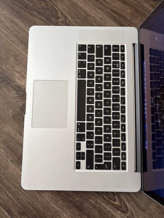 MacBook Pro Retina 15" / i7 / 8GB / 250GB SSD / с кутия и зарядно