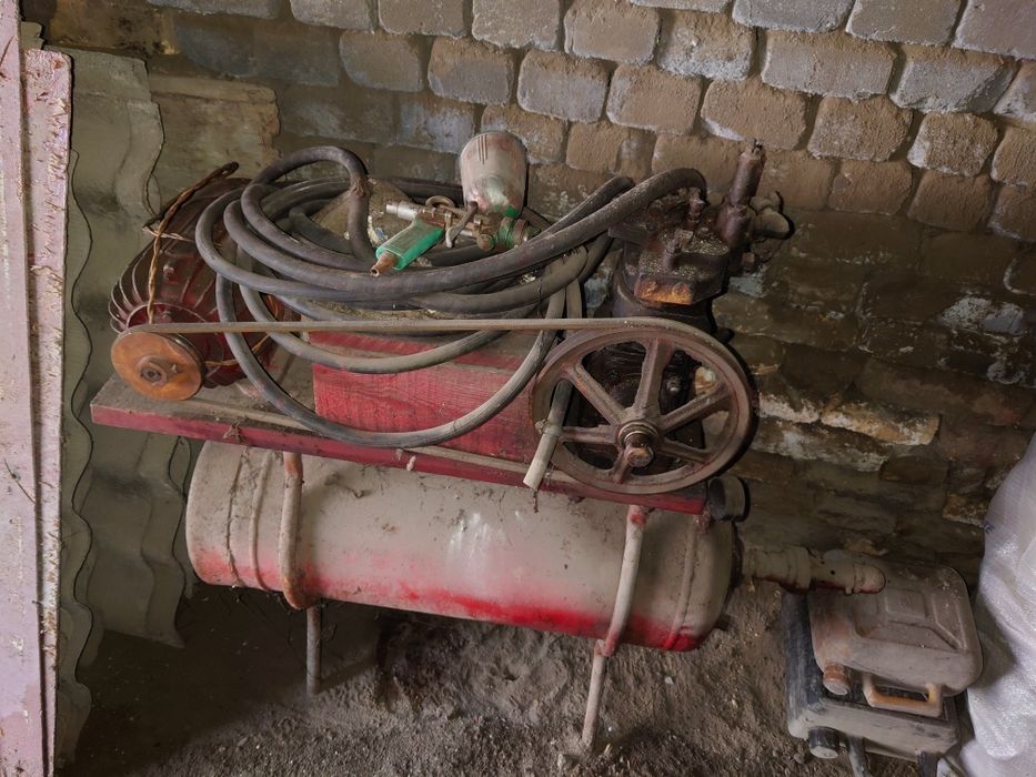 Компрессор, углекислый газовый баллон, лебёдка, домкрат