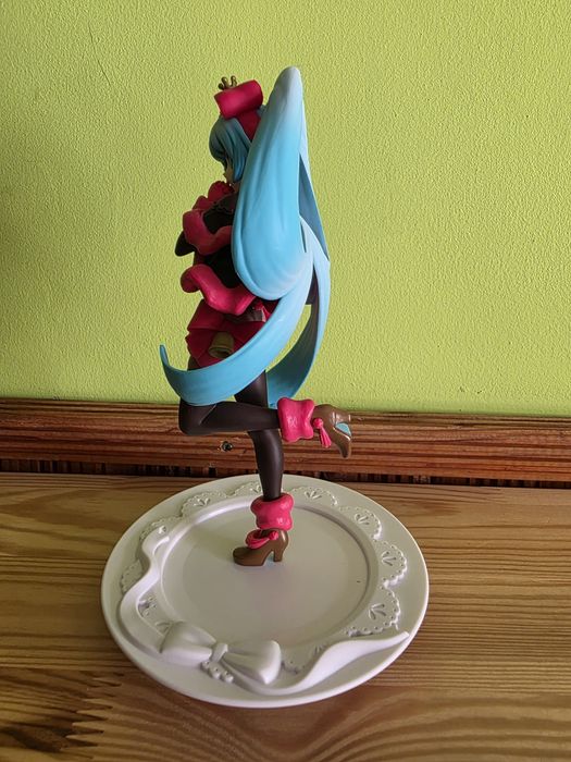 Продавам фигурки на Hatsune Miku и Frieren