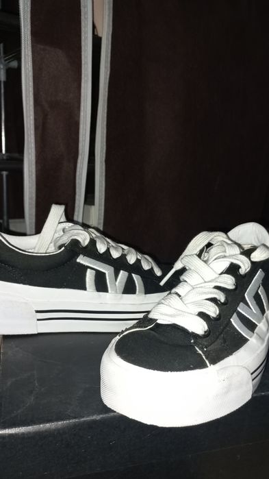 Vând vansuri marimea 38