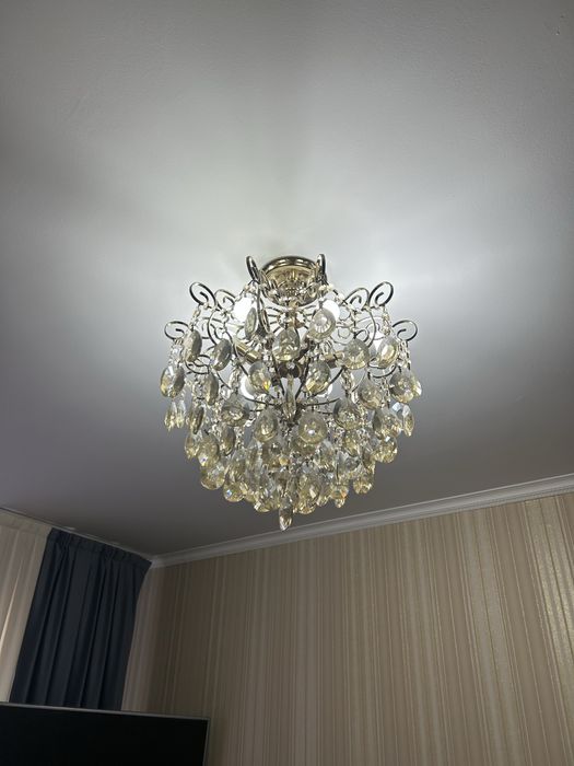 продам люстру, на 6 лампочек