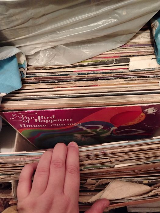 Продам видеокассеты и виниловые пластинки