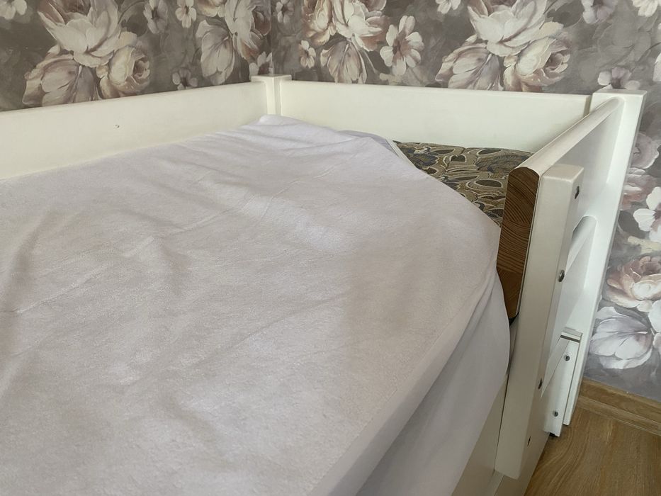 Кровать детская деревянная