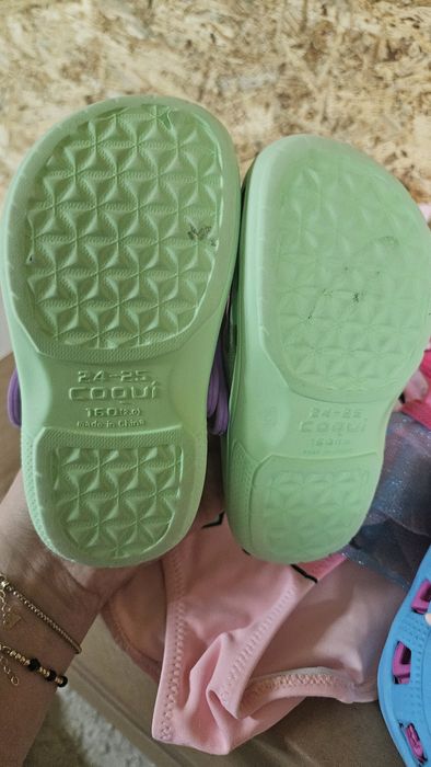 Lot costume de baie fetite  mar 92 + papucei tip Crocs mar 24
