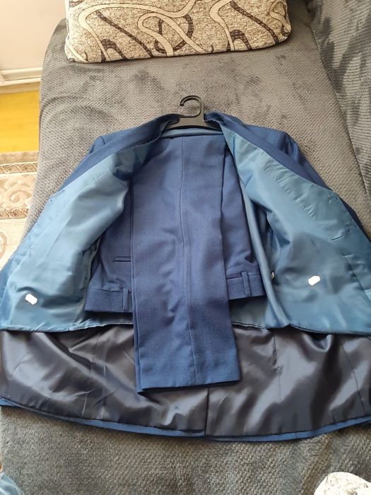 Vând costum bărbați