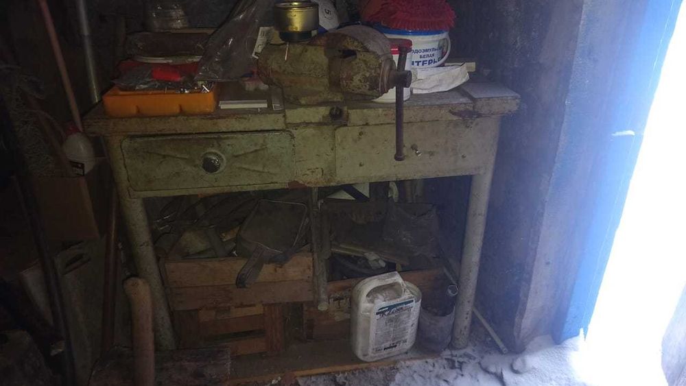 слесарный стол-верстак с ящиками и тисками в отс (СССР )