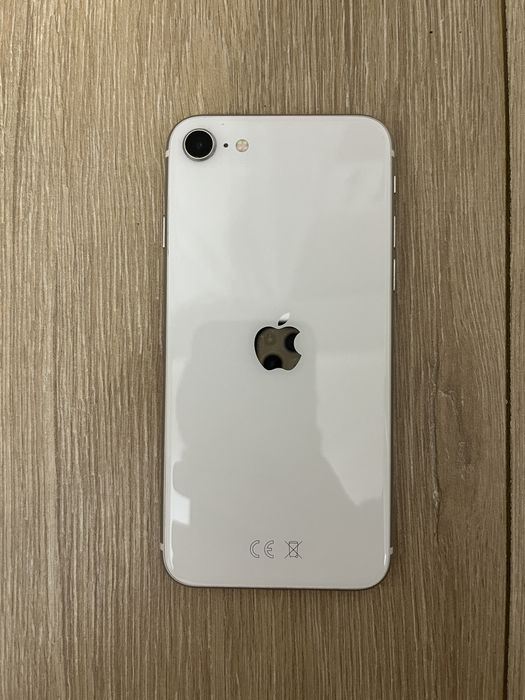 Продам iPhone SE 2020 (64 GB)