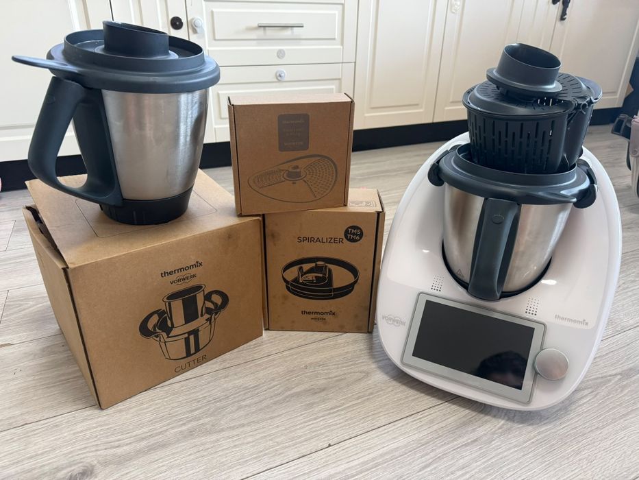 Thermomix TM6 cu toate accesoriile și două boluri