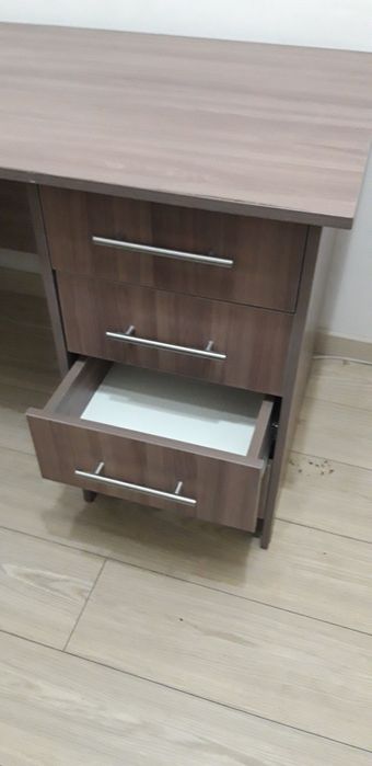 Письменный стол с шкафчиками