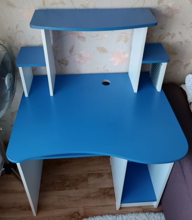Стол компьютерный.