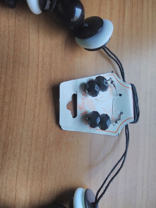 голям и много красив и стилен комплект гердан и обеци чисто нови