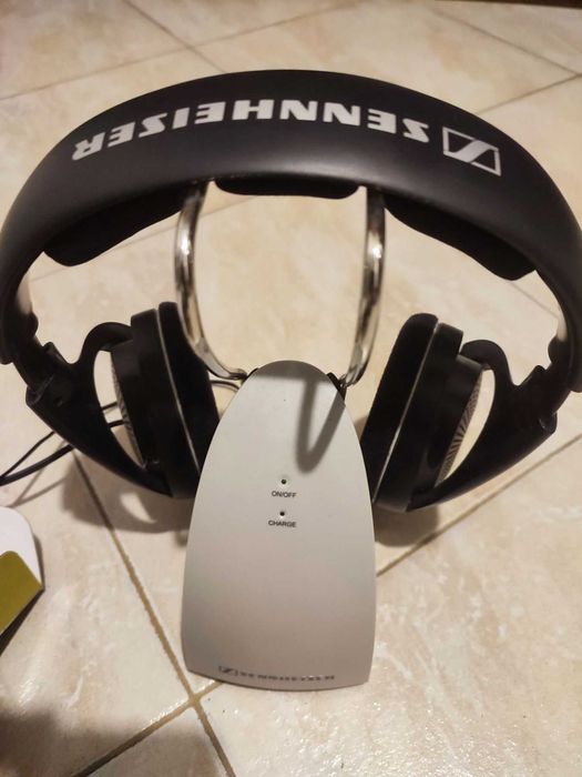 Безжична аудио система Sennheiser - слушалки със захранващо устройство