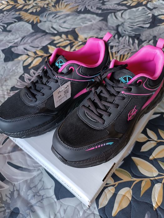 Кроссовки женские