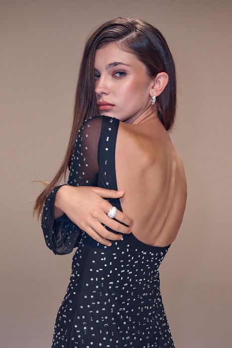 Черна рокля с камъни
