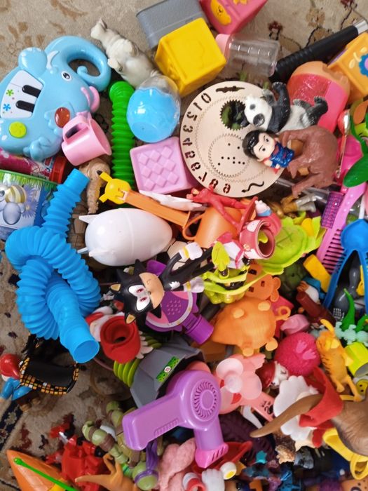 Игрушки разные продам.