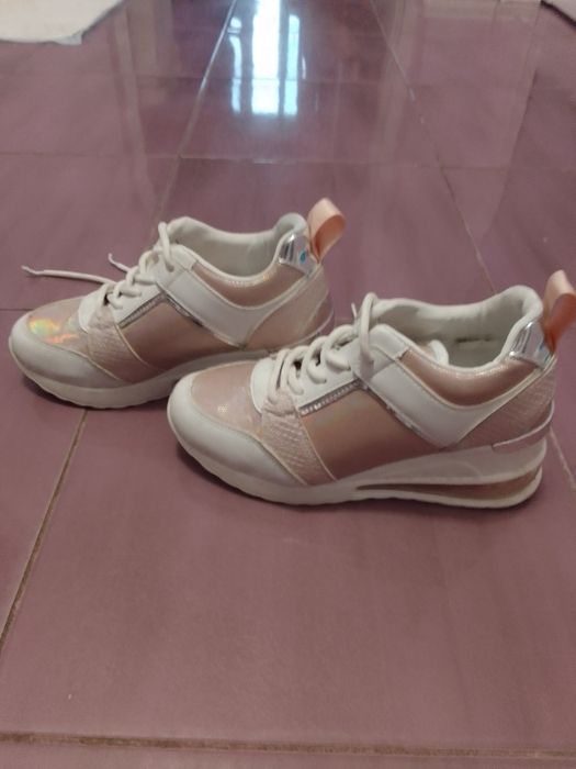 Два вида спортни обувки номер 36