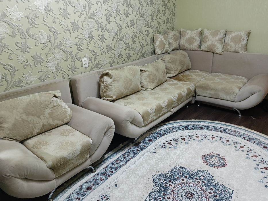Диван угловой и кресло