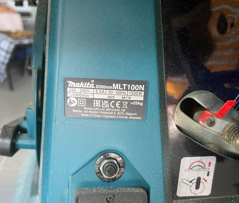 Fierastrau circular Makita MLT100 cu masa pliabila pe roti 1500W