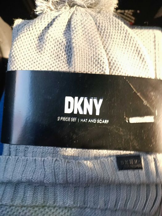 Шал и шапка DNKY