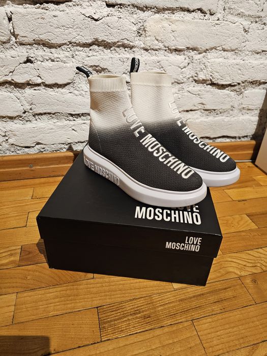 Сникърси Love Moschino