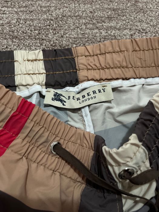 Pantaloni scurți Burberry – Model Check
