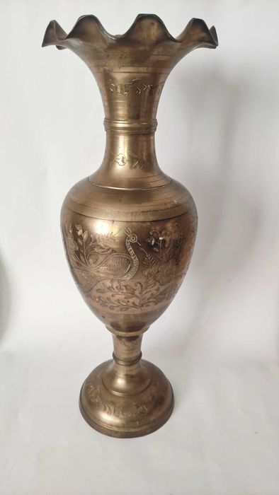Много голяма и масивна ваза от бронз