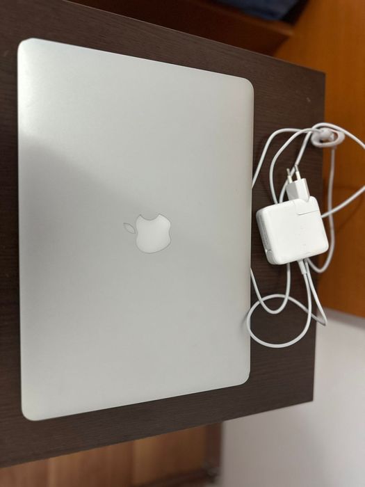 MacBook Air 2017 impecabil