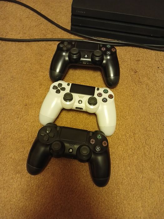 Vând ps4 pro 1T.