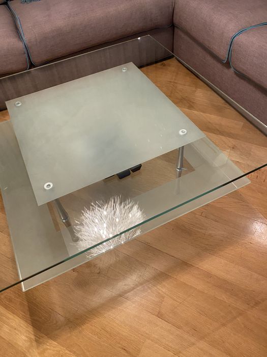 Стъклена холна маса