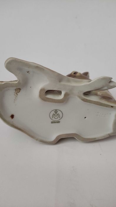 Фигура на сърничка от гланциран порцелан