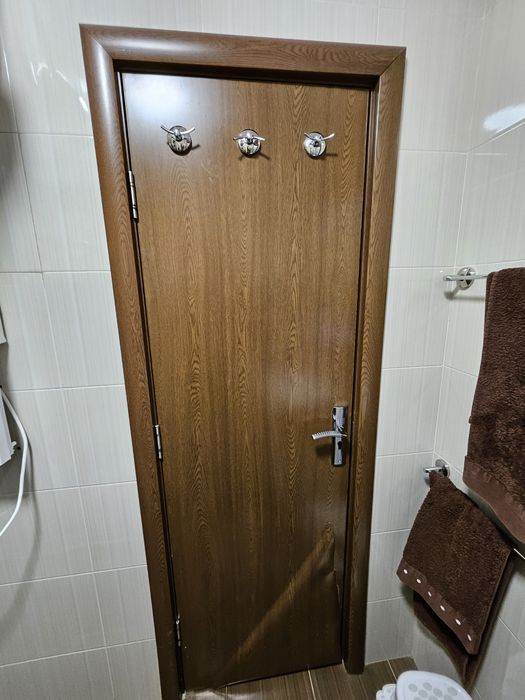 Интериорна врата със каса и брава