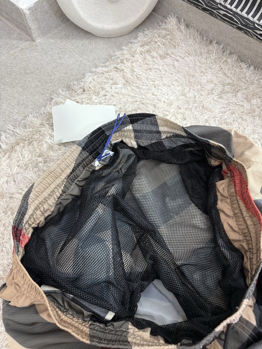 Sort de baie Burberry colectie noua vara 2025