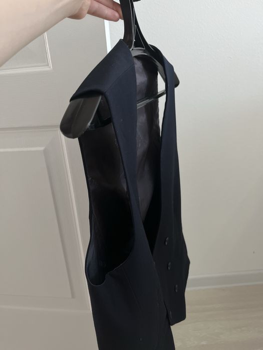 Темно синея жилетка