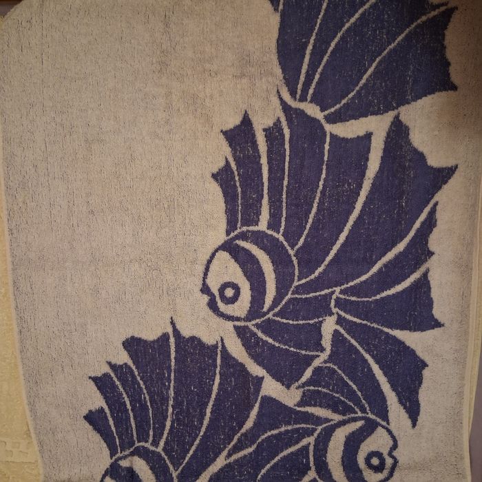 Тъмно синя и бяла Българско производство. Една Бежова и една Синьо-бял