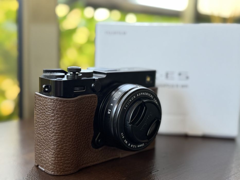 фотоапарат Fujifilm X-E5 + два обектива
